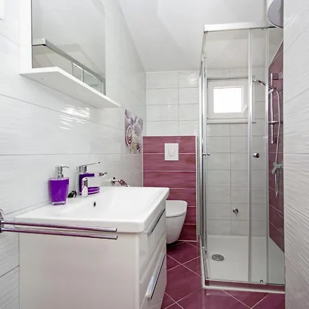 Mit Drei Schlafzimmern- Whirlpool Und Meerblick By Interhome Makarska