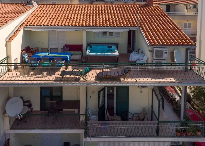 Mit Drei Schlafzimmern- Whirlpool Und Meerblick By Interhome Makarska